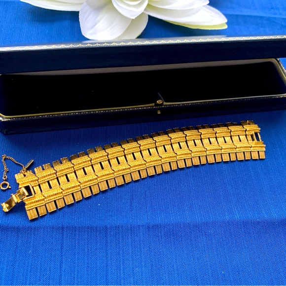 Vintage Monet Bold Dramatic Gold-tone Bracelet. - Picture 8 of 9